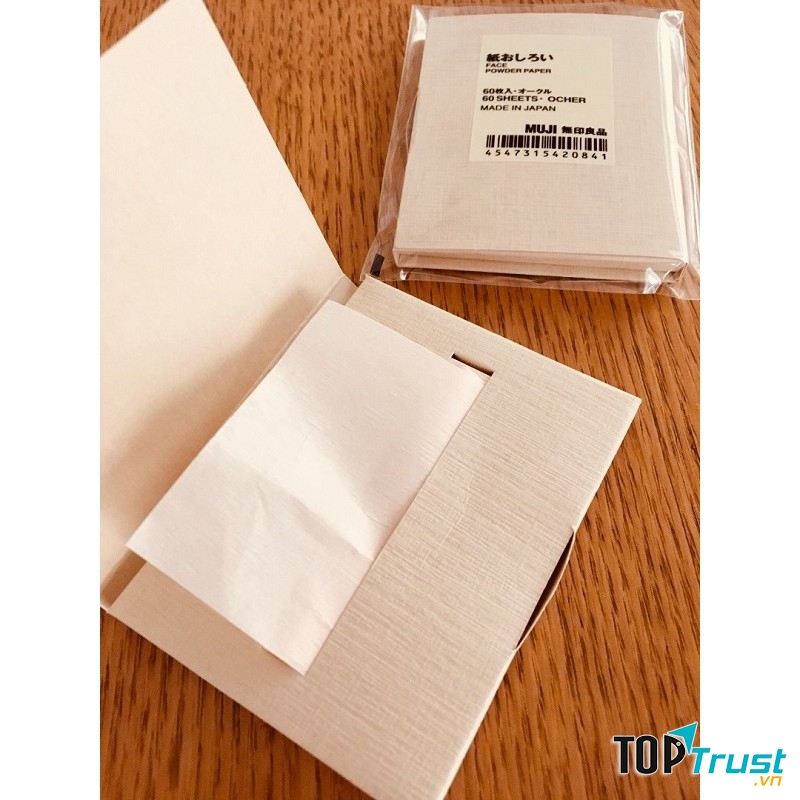 Sử dụng giấy thấm dầu để loại bỏ dầu thừa, làm sạch da trước khi trang điểm lại trong ngày, hạn chế phát sinh mụn cho da.