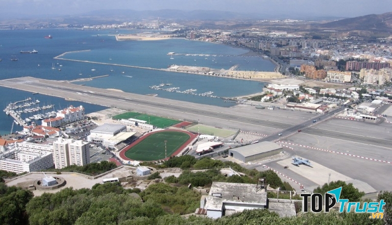 Ở nhiều thời điểm, thay vì dừng đèn đỏ, người dân Gibraltar sẽ phải dừng vì máy bay đi qua.