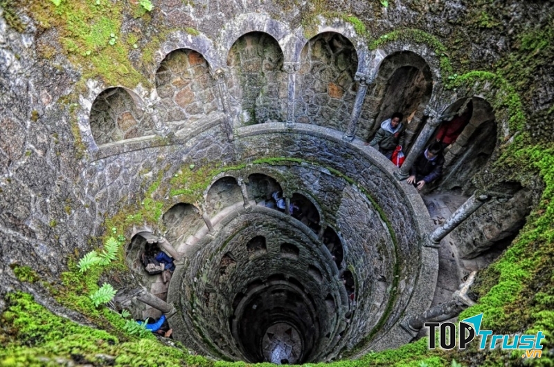 Giếng cổ lâu đài Quinta da Regaleira, Sintra ở Bồ Đào Nha