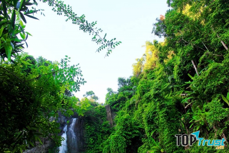 Cảnh sắc thiên nhiên ở đây tuy hoang vu nhưng cũng rất thơ mộng