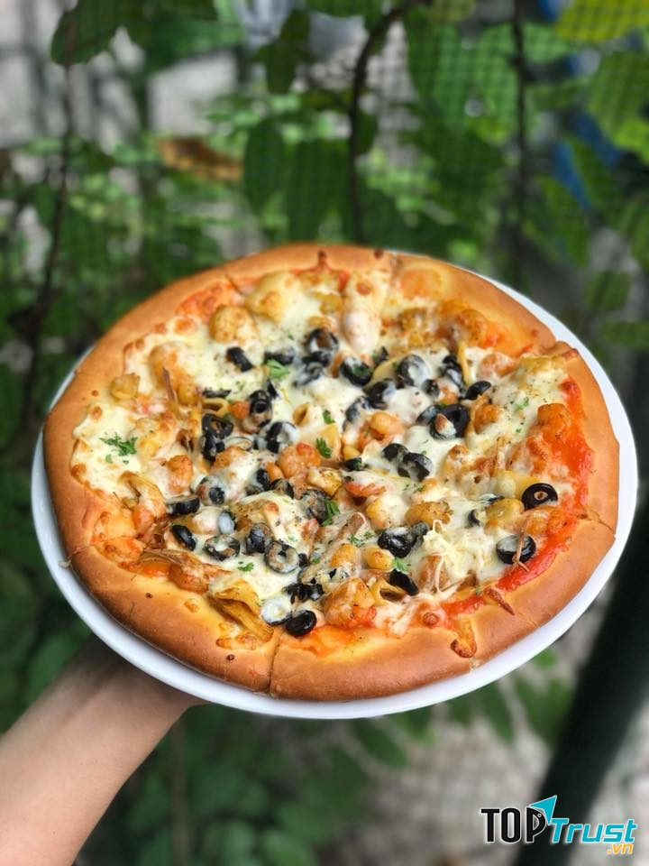 Một chiếc bánh pizza đầy đặn với hương vị tuyệt hảo