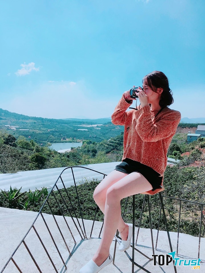 Bạn có thể thả tầm nhìn xuống đồi chè bạt ngàn