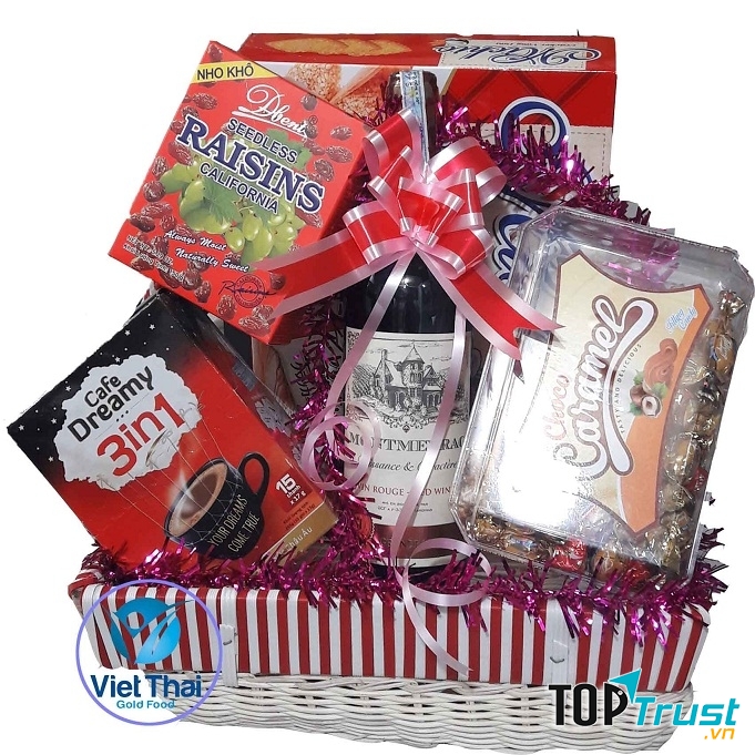 Một giỏ quà Tết đặc biệt gồm rượu, bánh, nho khô, cà phê, kẹo sẽ có giá khoảng 350.000 đồng