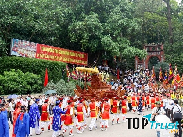 Rước kiệu tại lễ hội Đền Hùng