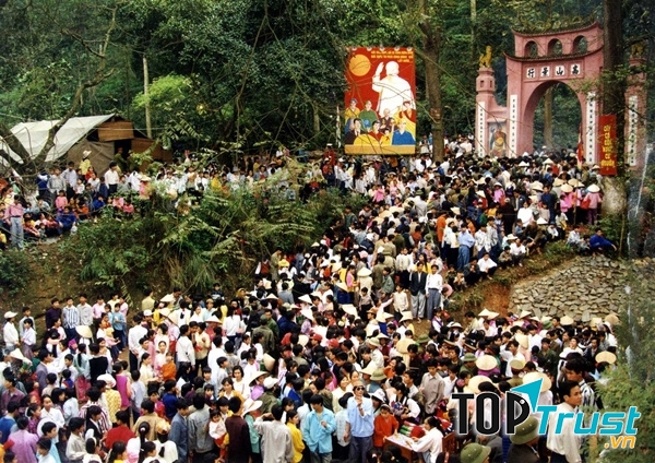 Hàng nghìn người dân trẩy hội Đền Hùng