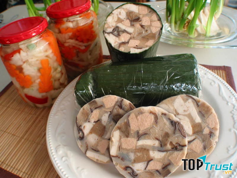 Giò chả Trần Công Châu với nhiều năm uy tín