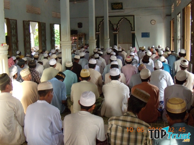 Nam du khách không nên bắt tay để chào hỏi phụ nữ nơi này