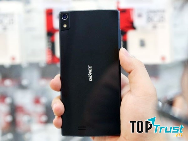 Mặt sau là lớp kính cường lực cao cấp