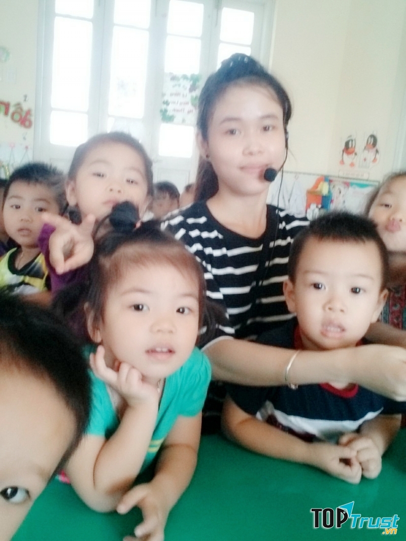 Một cô giáo mầm non với giọng nói trong trẻo thu hút trẻ hơn