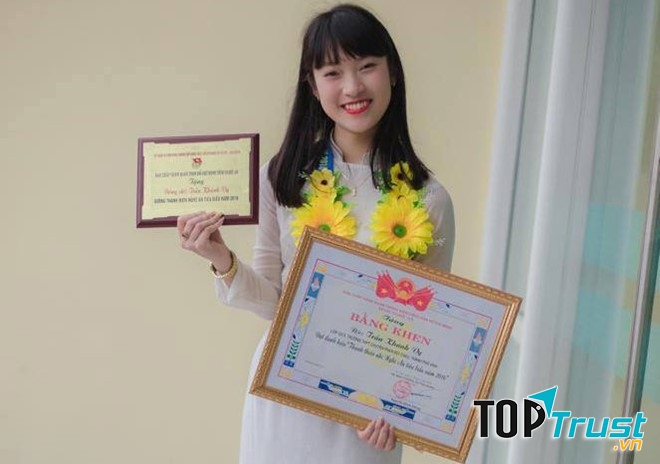 Hình ảnh cô bé Khánh Vy được nhiều người chú ý bằng nhiều ngôn ngữ khác nhau.