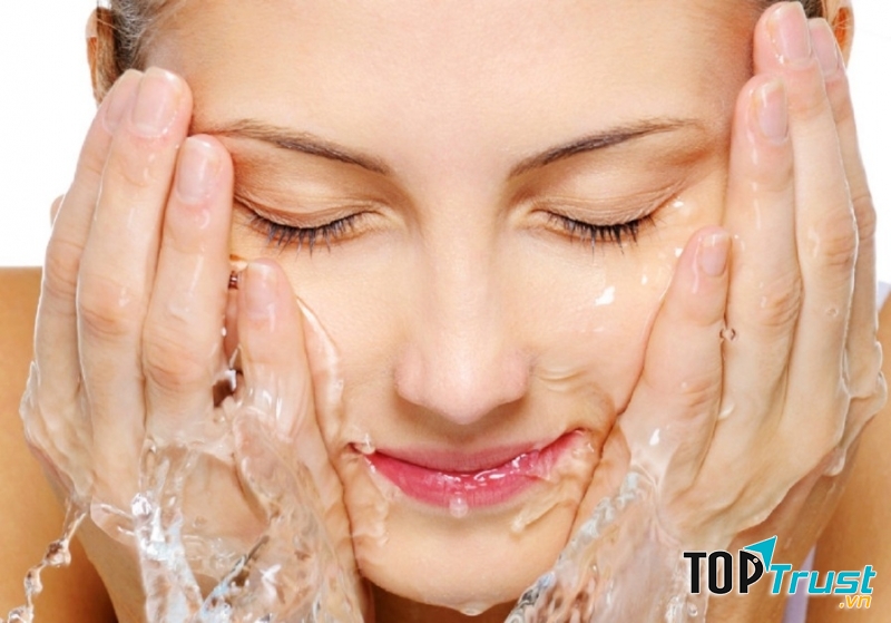 Sau khi đi ra ngoài đường về, bạn cần phải tắm rửa sạch sẽ cho thân thể