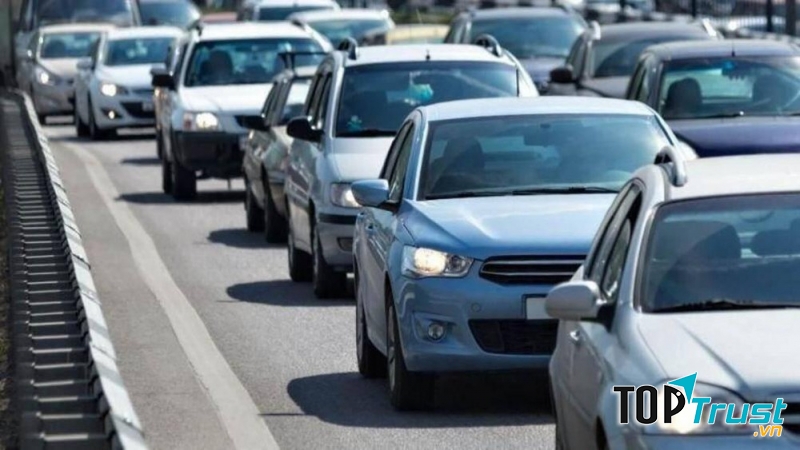 Cần giữ khoảng cách an toàn với xe trước và xe sau