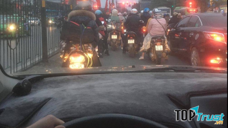 Cần giữ khoảng cách an toàn với xe trước và xe sau