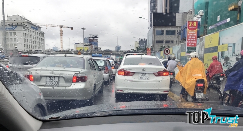 Giữ khoảng cách an toàn với xe đi trước