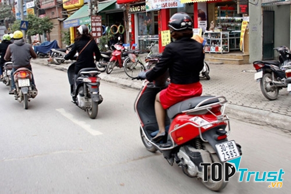 Giữ khoảng cách với các chị em đi xe máy