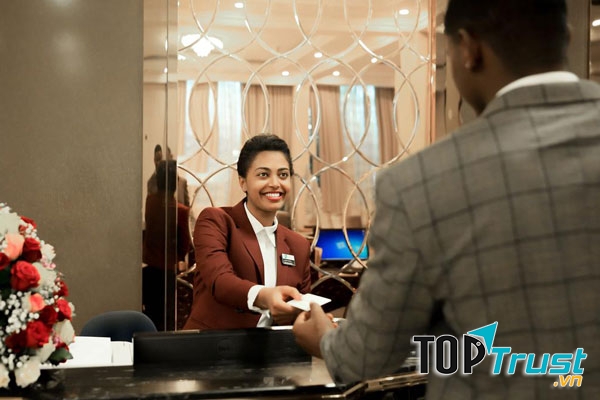 Bạn nên lưu lại số điện thoại nhà nghỉ, khách sạn hoặc xin số điện thoại của một nhân viên