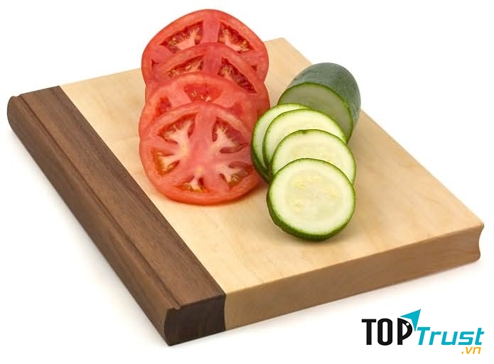 Giữ thớt không bị trượt khi cắt đồ ăn