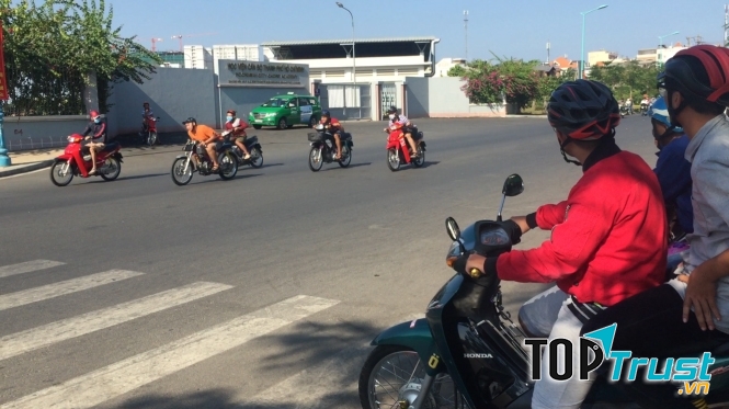 Giữ vững tay lái khi gặp đua xe