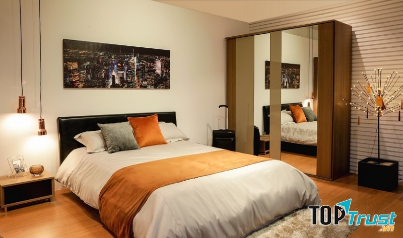 Không nên đặt gương đối diện với giường ngủ