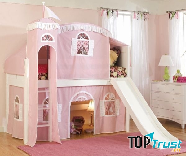 Một chiếc giường ngủ tầng được biến tấu dưới hình dạng một tòa lâu đài nhỏ hoặc một con thuyền cầu vồng rực rỡ chắc chắn sẽ khiến bé thích mê ngay cho xem.