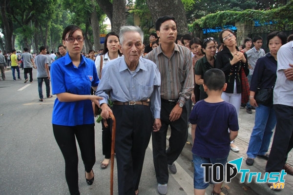 Đỡ cụ già qua đường.