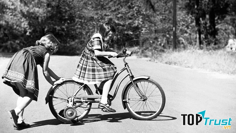 Giúp đỡ những người xung quanh