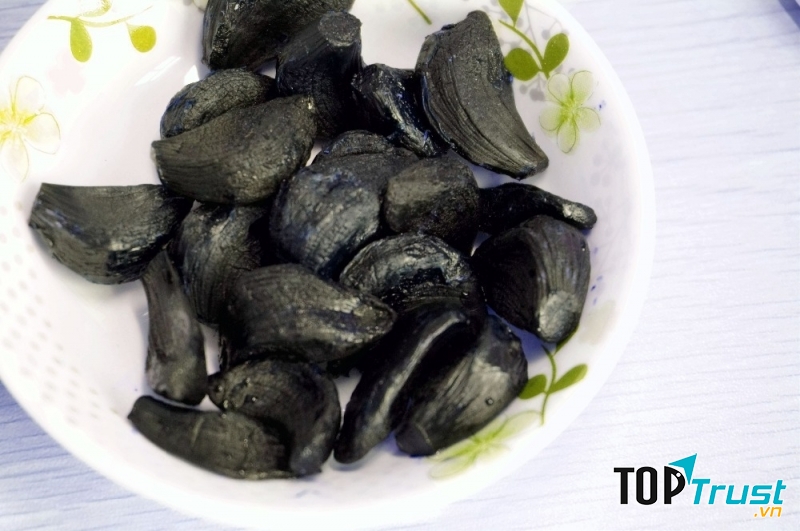 Tỏi đen còn chứa allicin kích thích sự dãn nở của mao mạch giúp máu lưu thông