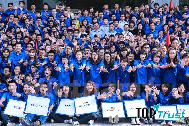 Từ những con người xa lạ đến từ nhiều trường CĐ, ĐH khác nhau nhưng qua các chiến dịch tình nguyện họ thân thiết, gắn bó như những người bạn lâu năm.