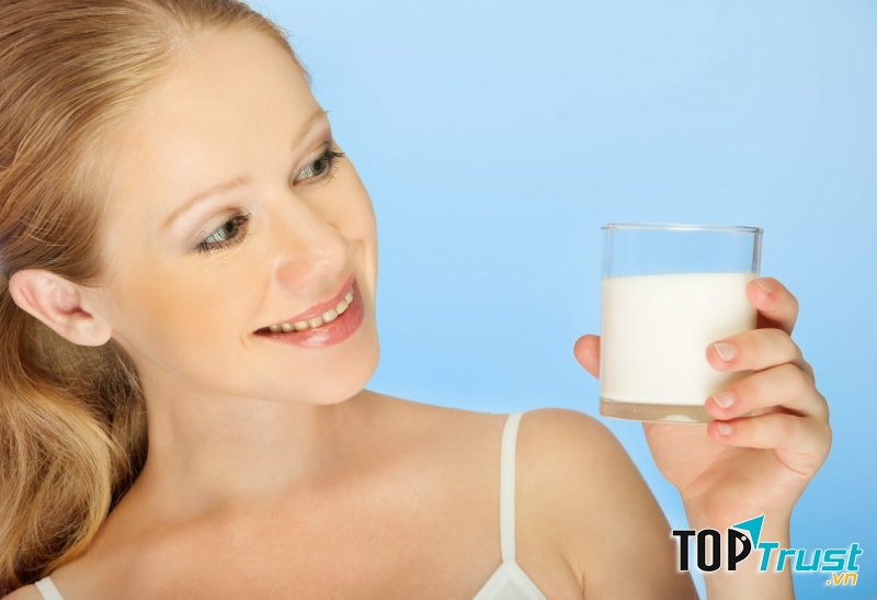 Một ly sữa tươi không đường trước khi đi ngủ sẽ giúp bạn ngủ ngon