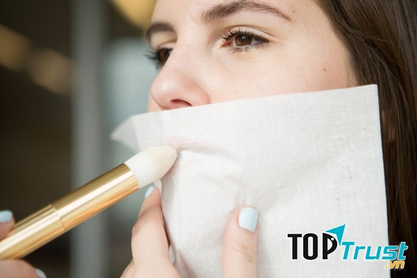 Tạo một lớp phấn phủ lên môi để giúp son bền màu