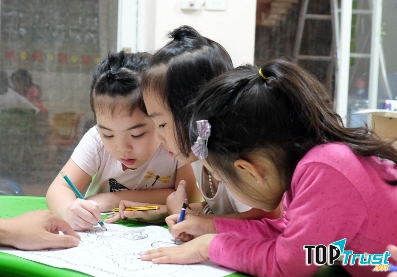 Với trẻ trong thời kì thích làm thử, hãy cho trẻ thử làm mọi thứ