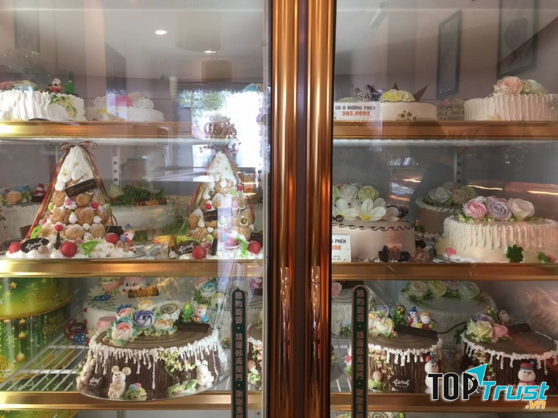 Nếm một chút bánh, bạn sẽ cảm nhận được vị béo thơm của bơ và kem.