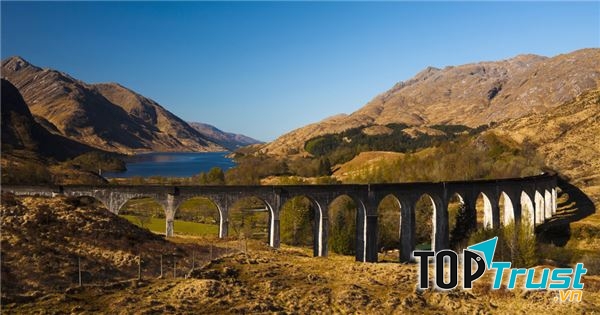 Cầu Glenfinnan Viaduct có 21 mái vòm ở Scotland