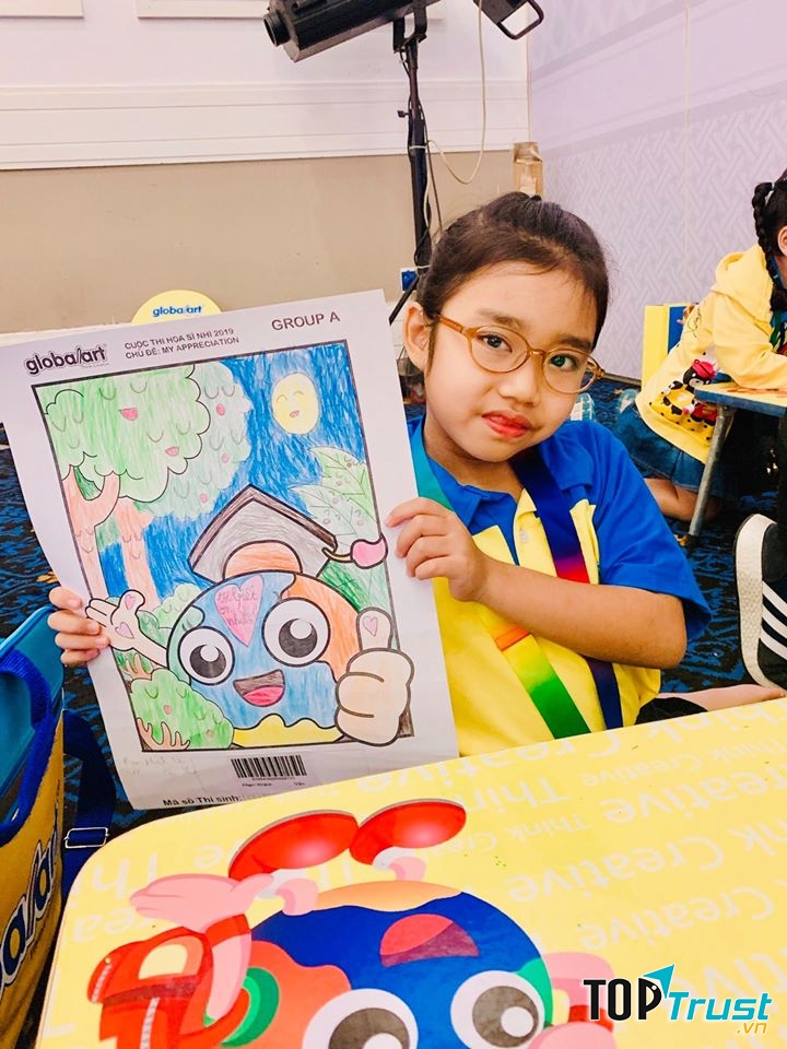 Các bé học vẽ tại lớp