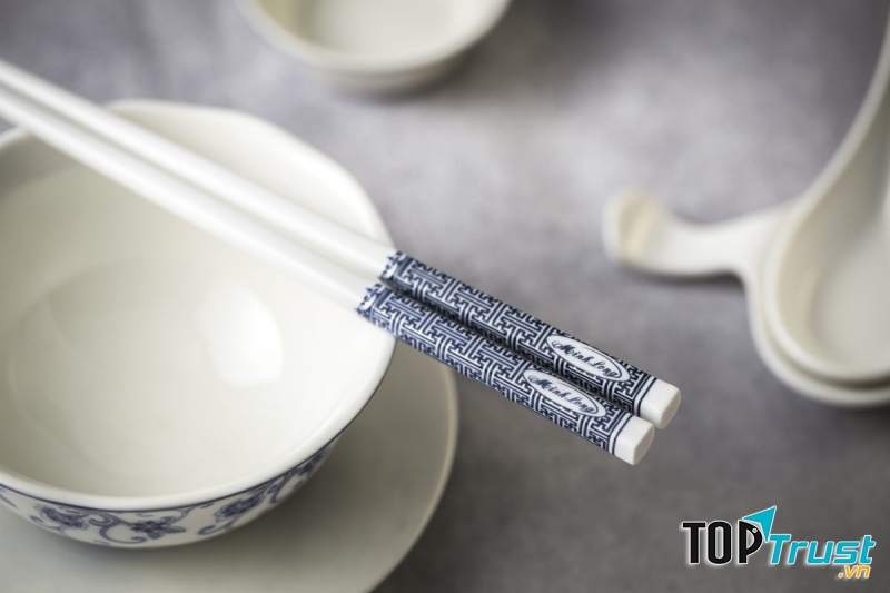 ﻿Hành động gõ đũa vào thành bát, được coi là giống với kẻ đi ăn xin.