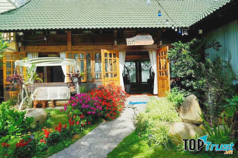 Đúng như cái tên gọi mộc mạc, Gỗ homestay được thiết kế hoàn toàn từ gỗ, nào gỗ thông, gỗ xá xị, gỗ đỏ,...