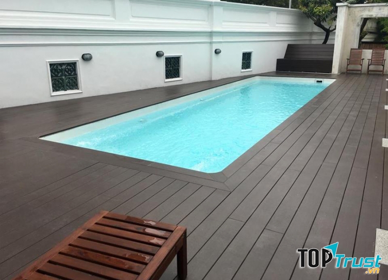 Sàn gỗ bể bơi ngoài trời