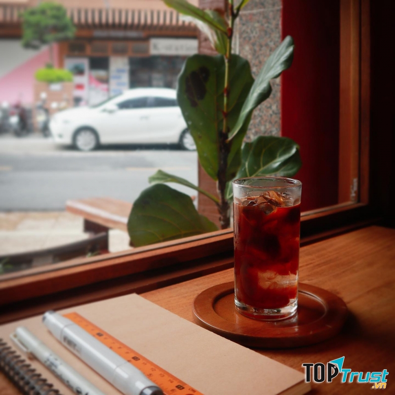 Thức uống và bánh của quán được đánh giá khá cao về chất lượng, nên nhận được sự ủng hộ thường xuyên của khách hàng đấy