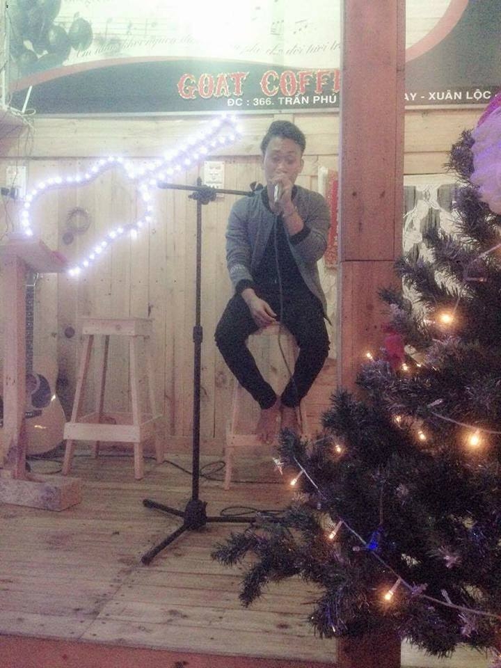 Khách của quán lên hát góp vui trong đem thứ 7