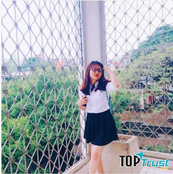 Lên trên cầu thang của những tòa nhà cũng là một góc thích hợp để chụp ảnh đó chứ! (Ảnh: Instagram linn__daoo)