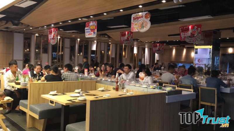 Không gian nhà hàng rộng lớn, sang trọng, cách bày trí, sắp xếp rất chuyên nghiệp, luôn tạo sự thoải mái cho thực khách