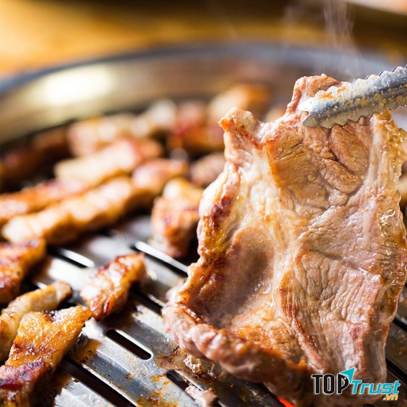 Thịt nướng trên bếp lửa hồng tại quán.