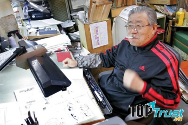 Tác giả takao Saito bên bàn làm việc.