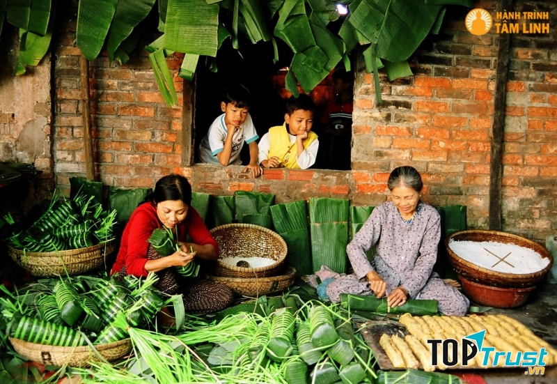 Gói bánh chưng, bánh tét.