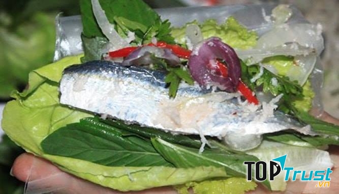 Người ta ăn gỏi thường quấn kèm với rau rồi quết nước chấm