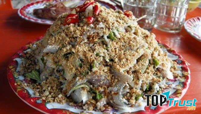 Đĩa gỏi đầy ắp chất lượng tại quán Bé Vân