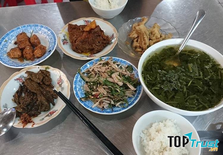 Kinh doanh theo kiểu hộ gia đình nên khi ăn tại quán cô Yến sẽ có cảm giác ấm cúng lạ thường