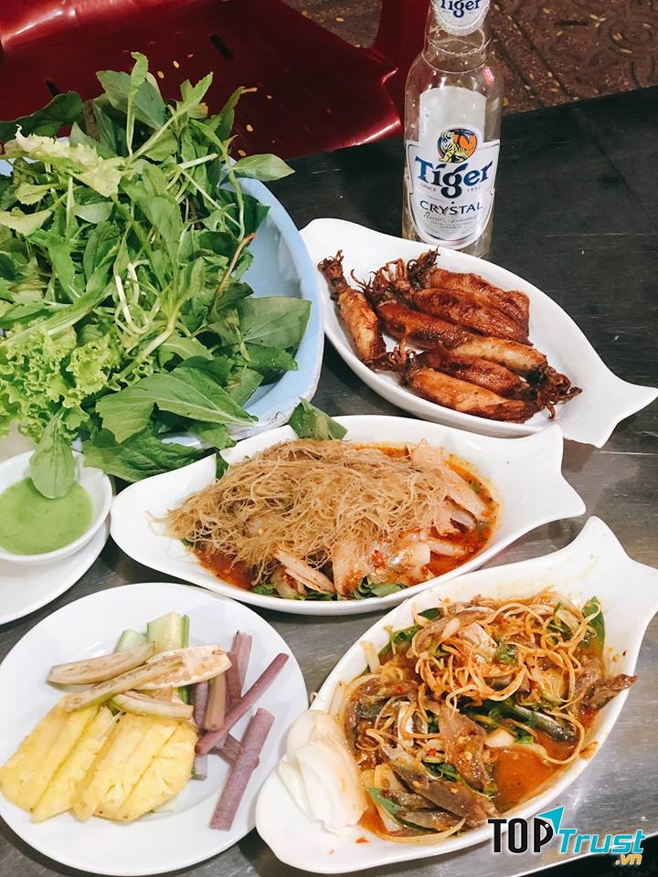 Bàn ăn tương đối đầy đủ tại Mai Trâm