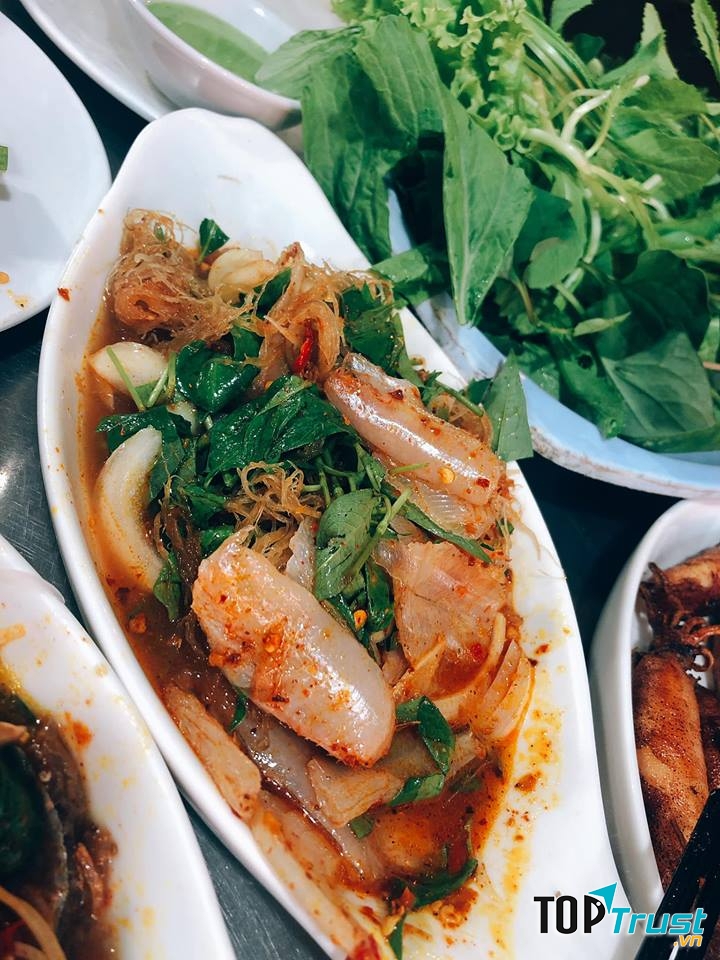 Mùi vị gỏi cá đậm đà không hề bén một xí mùi tanh nào, cảm nhận nơi đầu lưỡi vị chua chua cay cay còn đọng lại thật ấn tượng