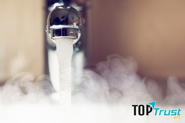 Nước quá nóng sẽ làm tăng khả năng khiến tóc hư tổn (Ảnh: Internet)